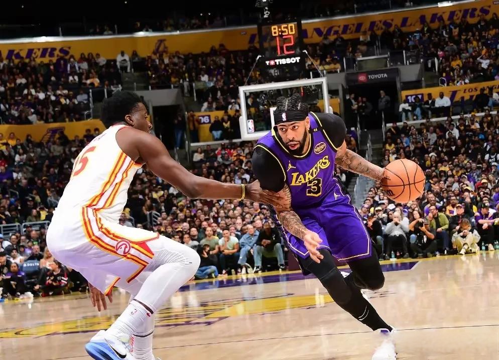 包含詹姆斯关键节点精彩发挥，老鹰带队取胜！的词条